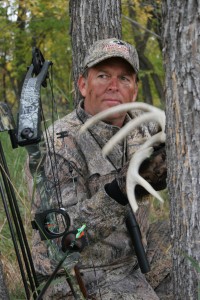 bowhunter rattling calling deer